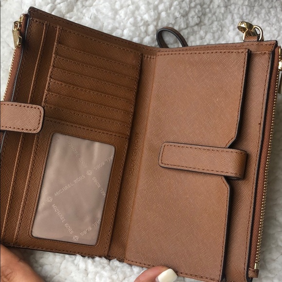 Michael Kors wristlet smartphone wallet - Picture 3 of 9